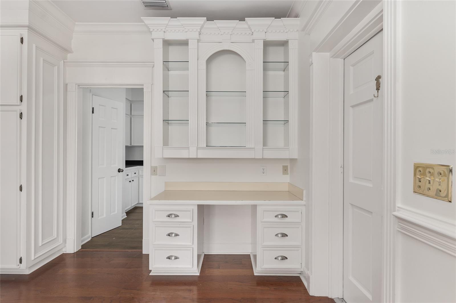 COUNTRY CLUB ESTATE MCINTOSH GRT - Residential