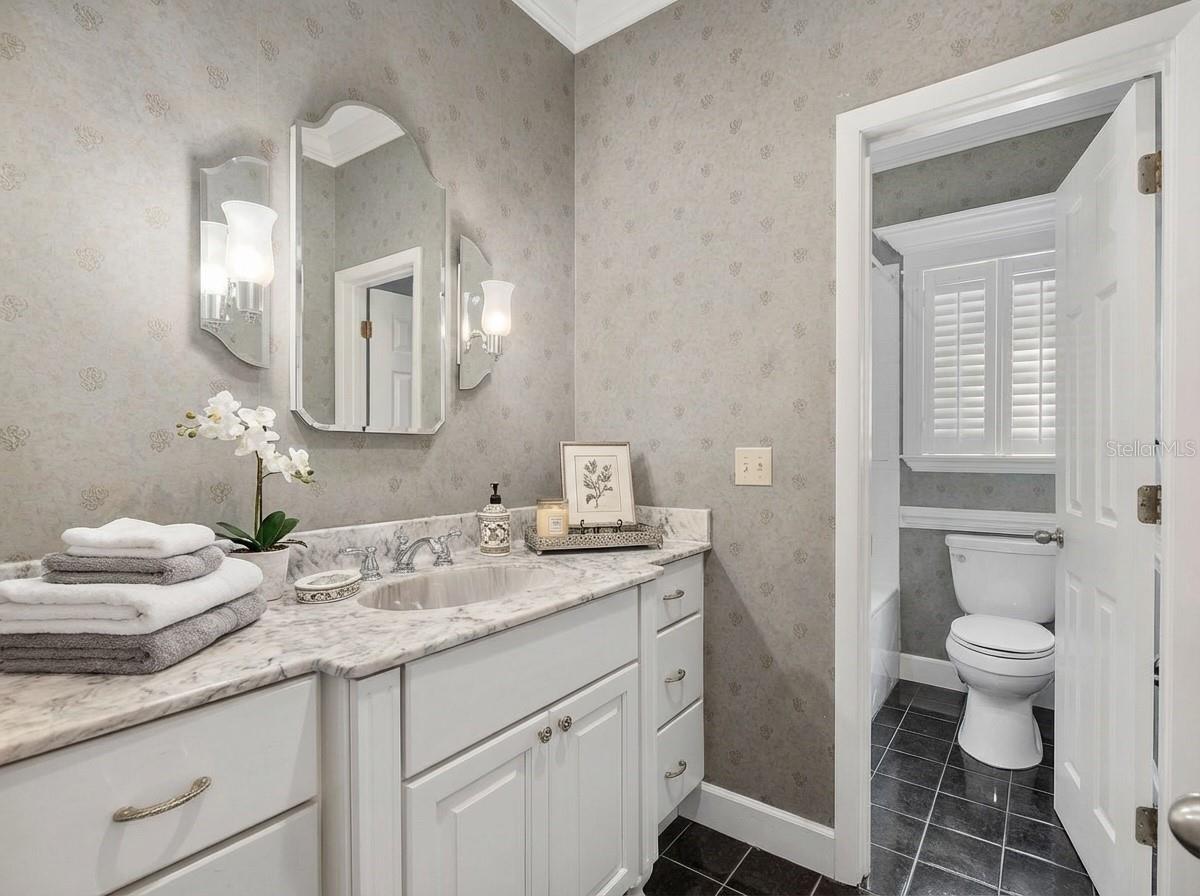 COUNTRY CLUB ESTATE MCINTOSH GRT - Residential