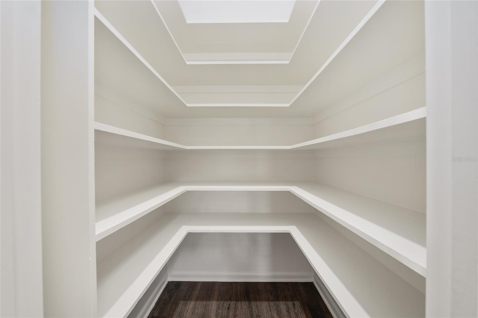 COUNTRY CLUB ESTATE MCINTOSH GRT - Residential