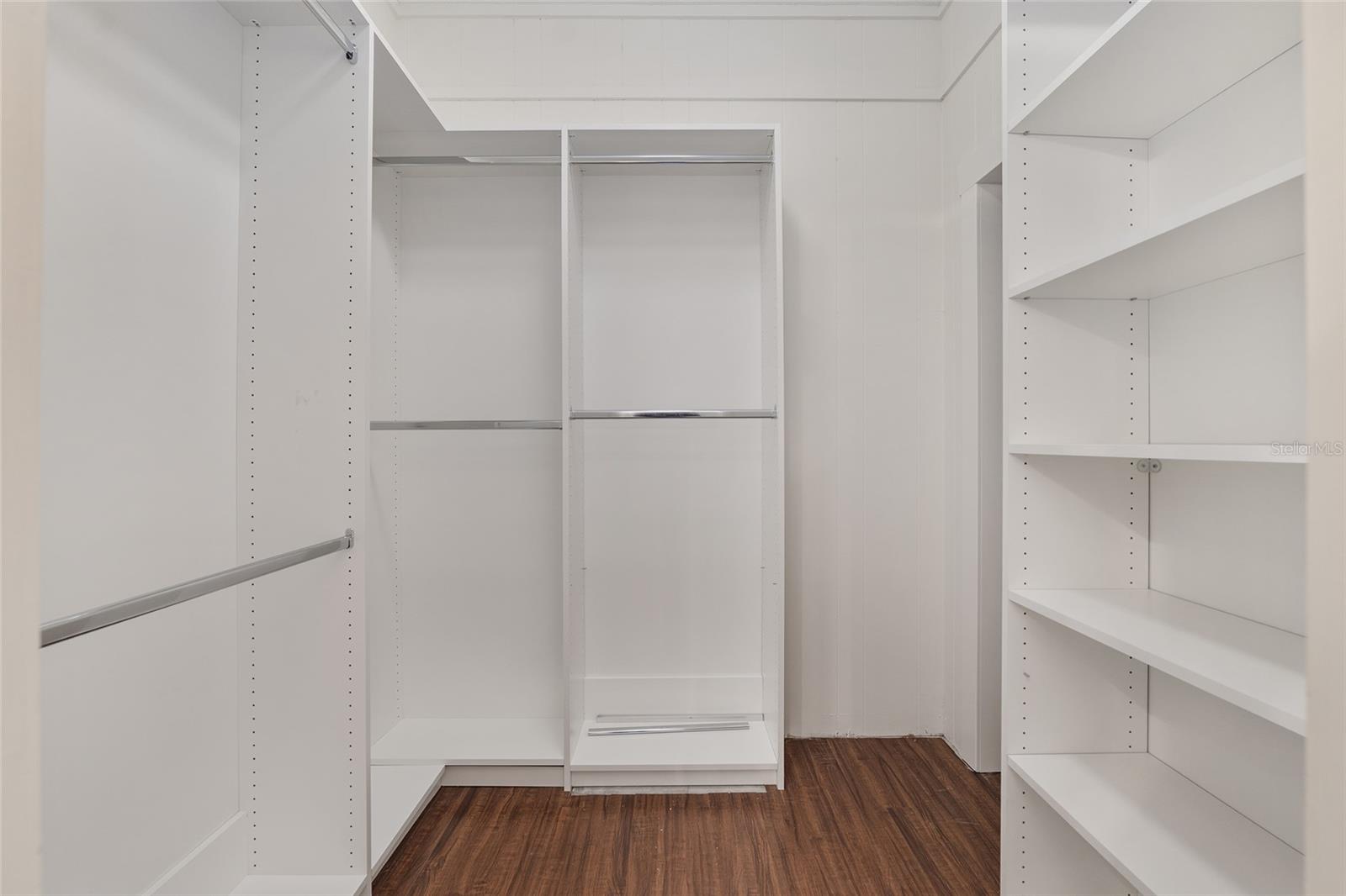 COUNTRY CLUB ESTATE MCINTOSH GRT - Residential