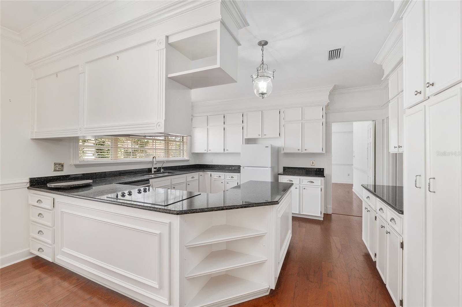 COUNTRY CLUB ESTATE MCINTOSH GRT - Residential