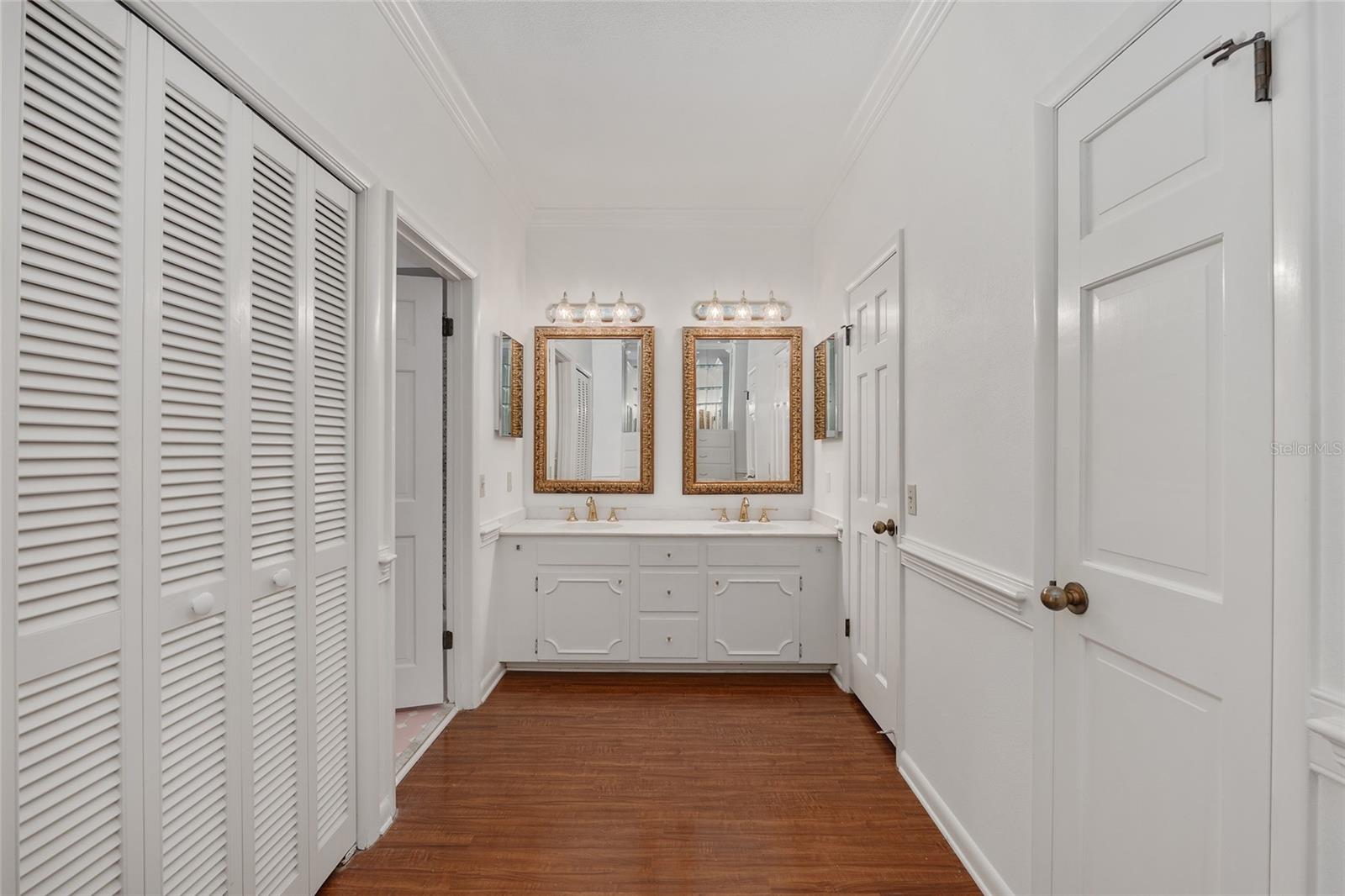 COUNTRY CLUB ESTATE MCINTOSH GRT - Residential