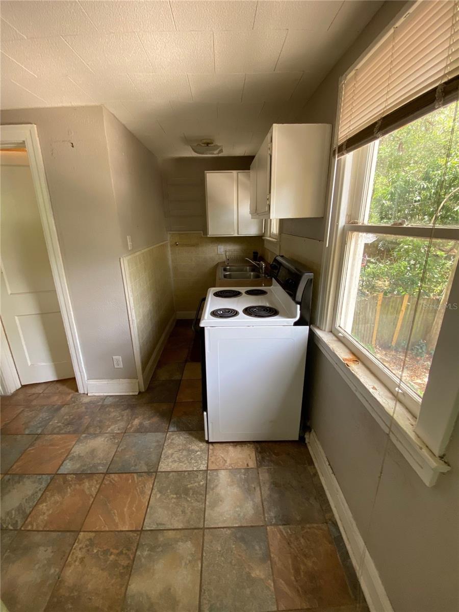 GRAHAMS E MEADE - Residential Lease