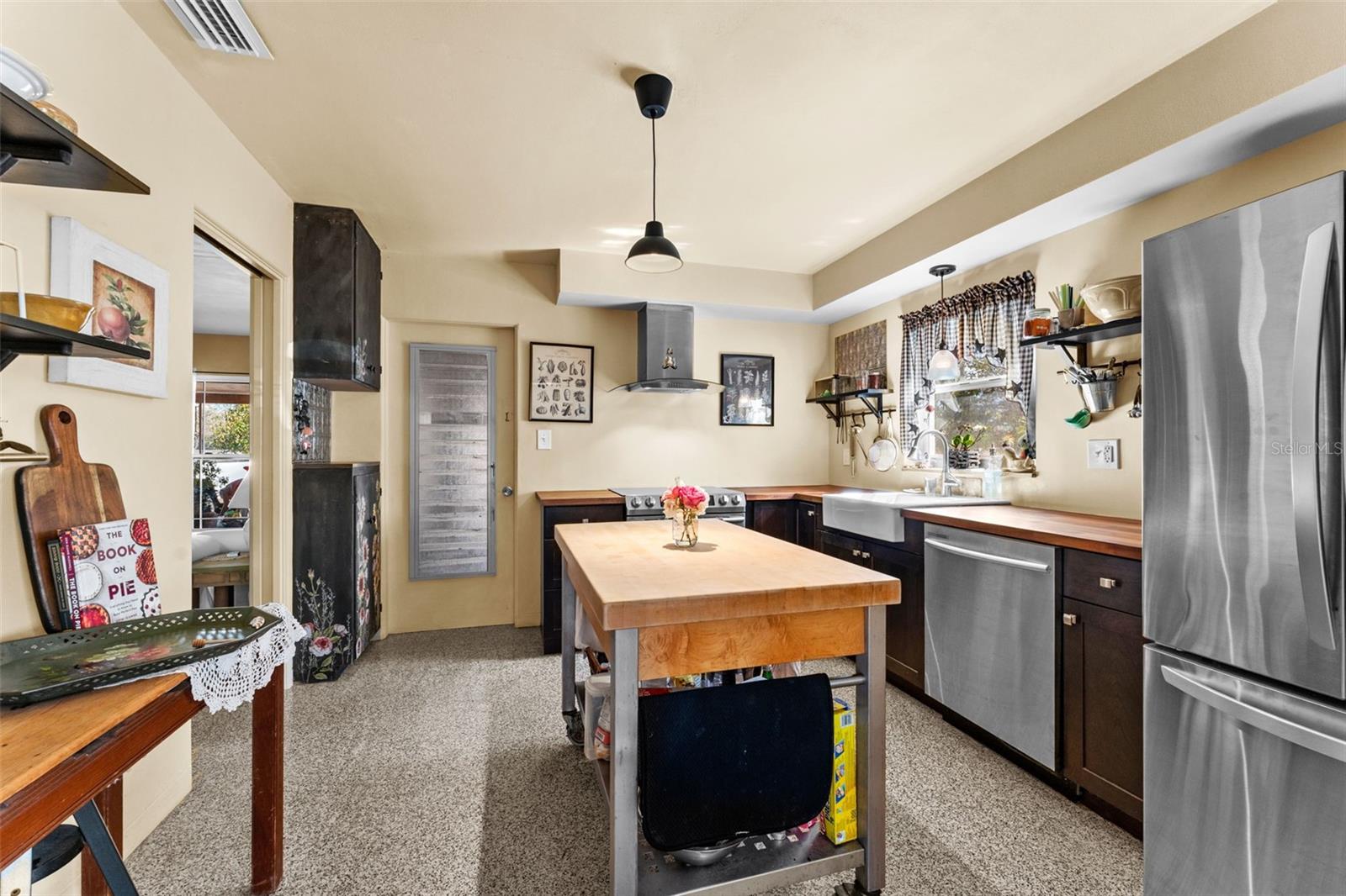 BAYOU HEIGHTS HANLONS - Residential