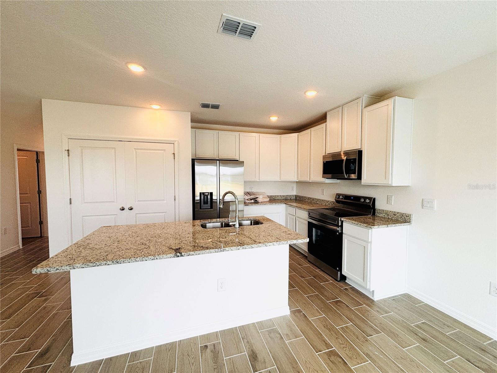 616 BROADOAK DRIVE