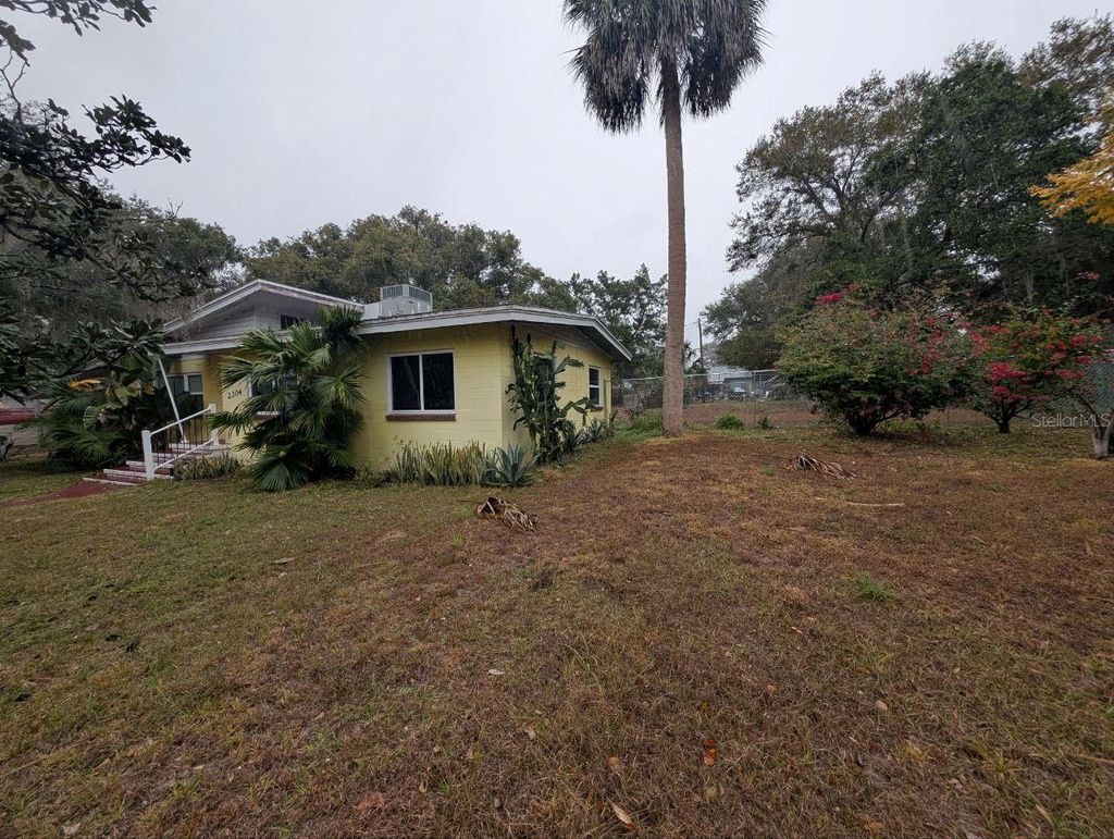 Photo of 2304 Vine Street, Leesburg, FL 34748 (MLS # A4679955)