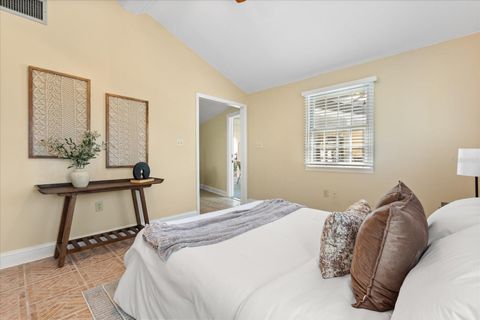 Tiny photo for 3001 Lakeshore Drive, Mount Dora, FL 32757 (MLS # G5106972)