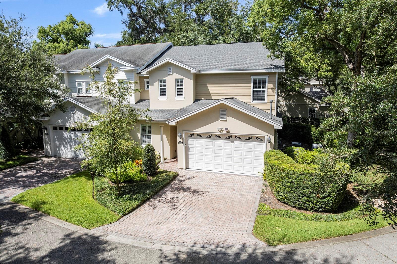 COUNTRY CLUB OAKS TWNHMS - Residential