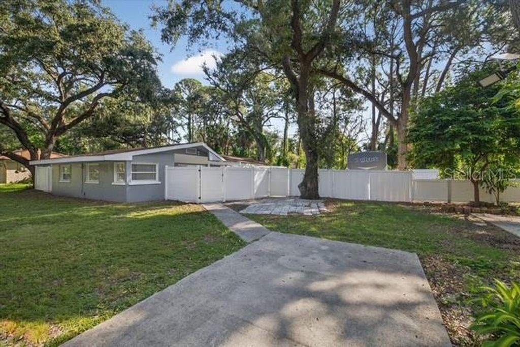 Photo of 6009 Theresa St, Tampa, FL 33615 (MLS # TB8432803)