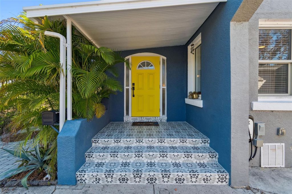 Photo of 1120 17th Avenue N, St Petersburg, FL 33704 (MLS # TB8448255)