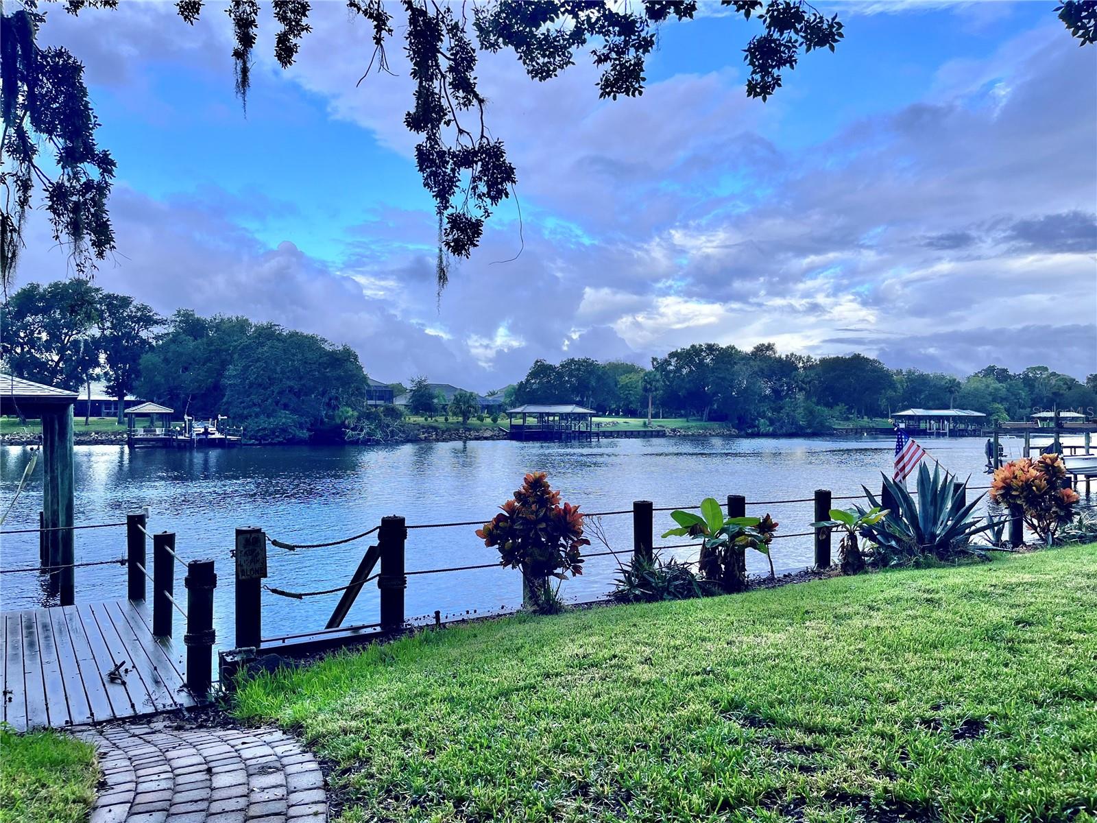 WHISPERING OAKS SUB - Residential Lease