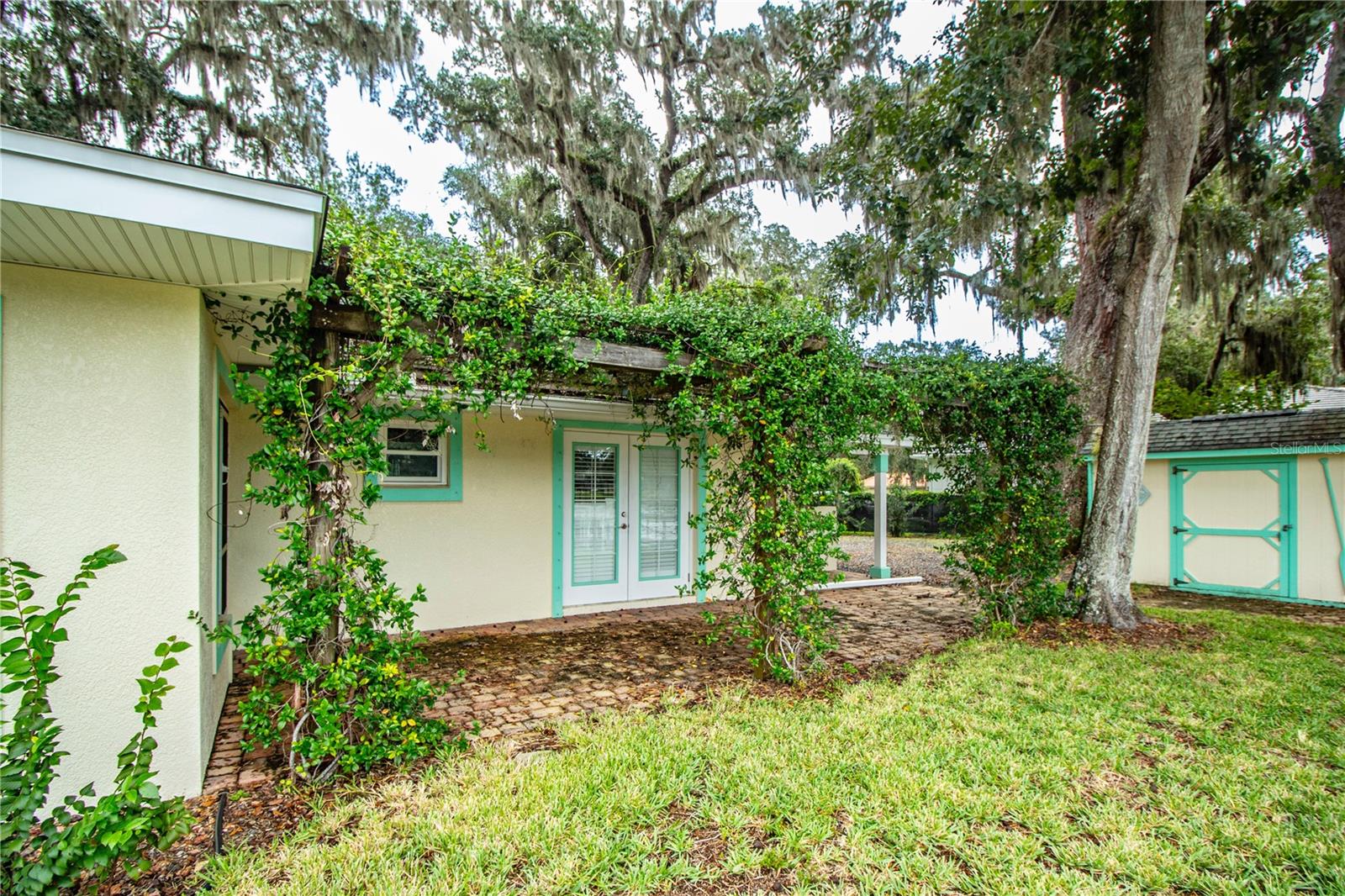 WHISPERING OAKS SUB - Residential Lease