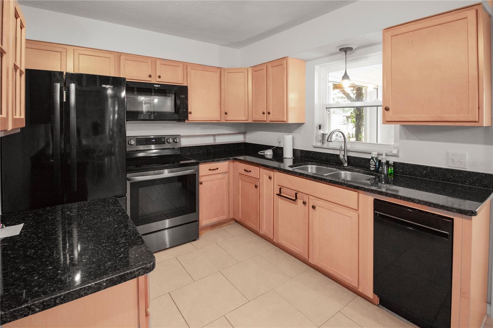 WHISPERING OAKS SUB - Residential Lease