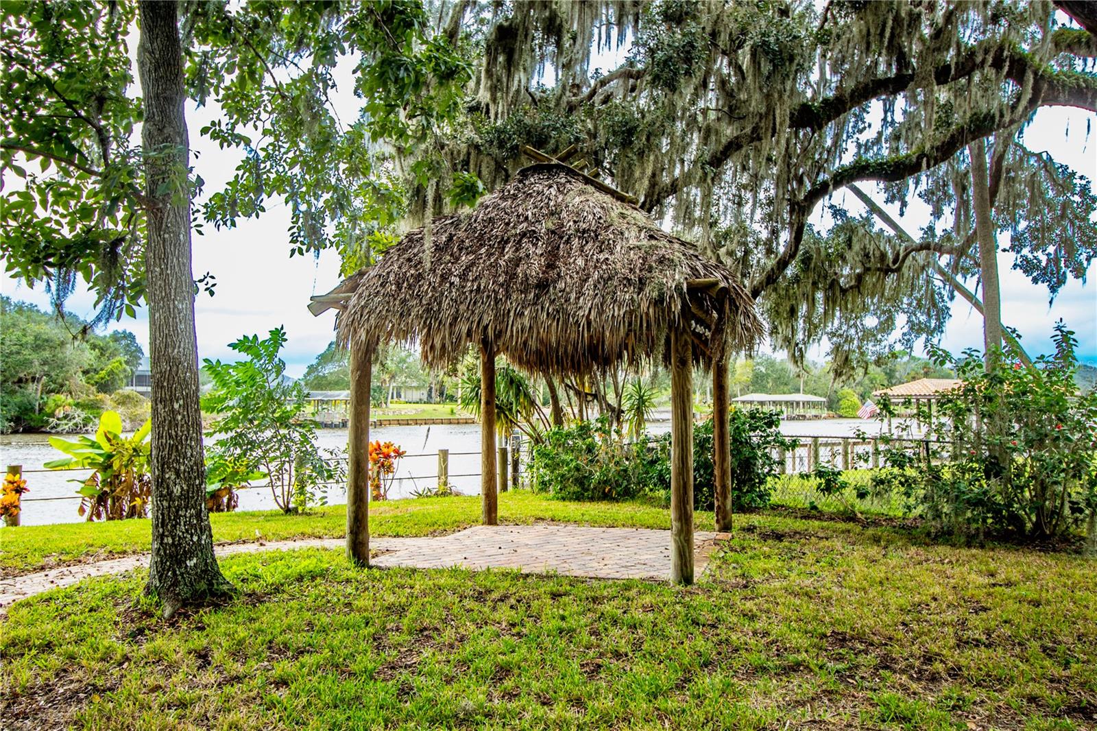WHISPERING OAKS SUB - Residential Lease