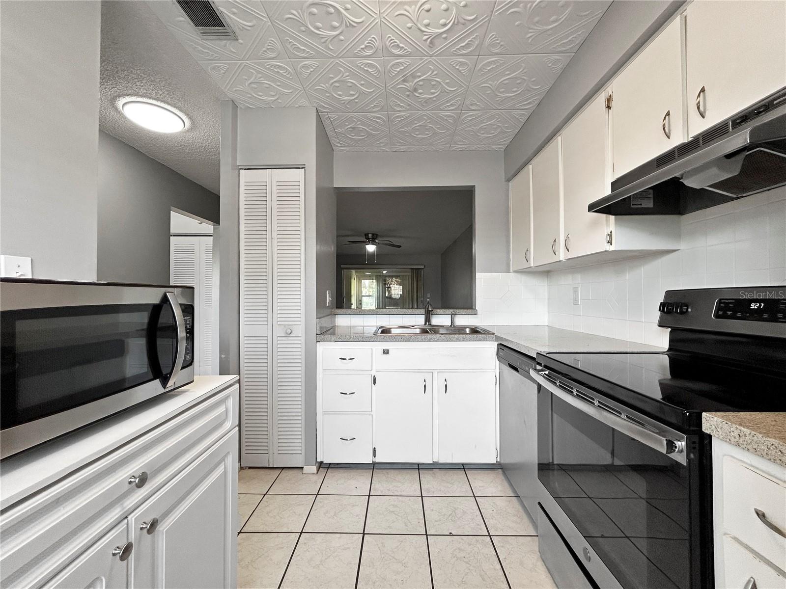 DEERWOOD GARDENS - Residential Lease