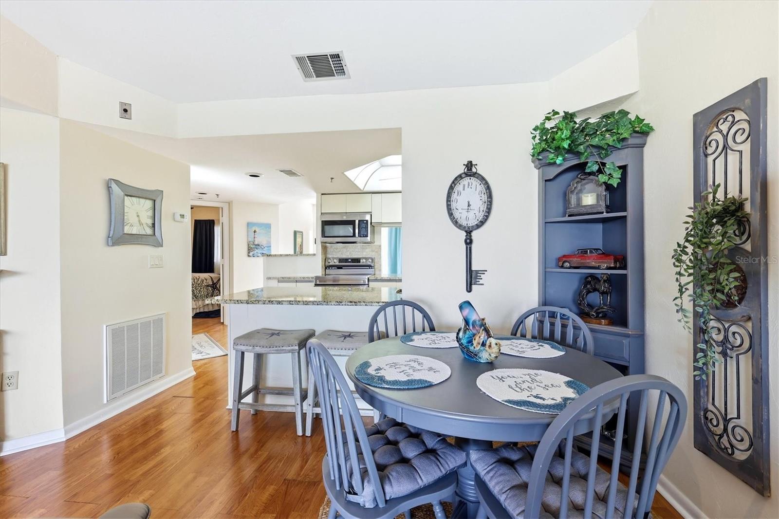LEMON BAY BREEZES PH 01 - Residential