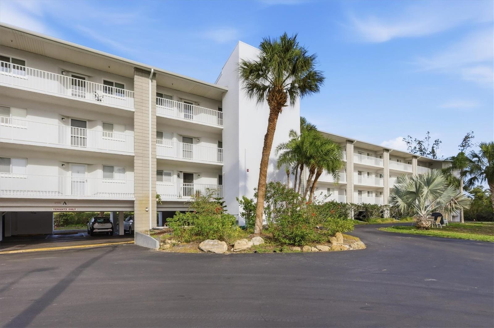 LEMON BAY BREEZES PH 01 - Residential