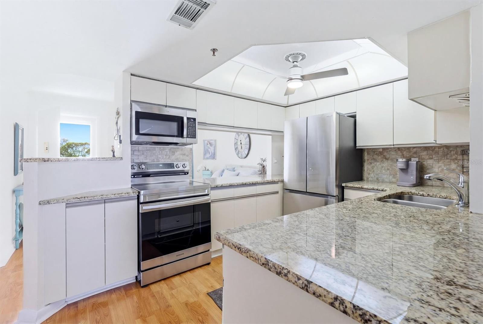 LEMON BAY BREEZES PH 01 - Residential