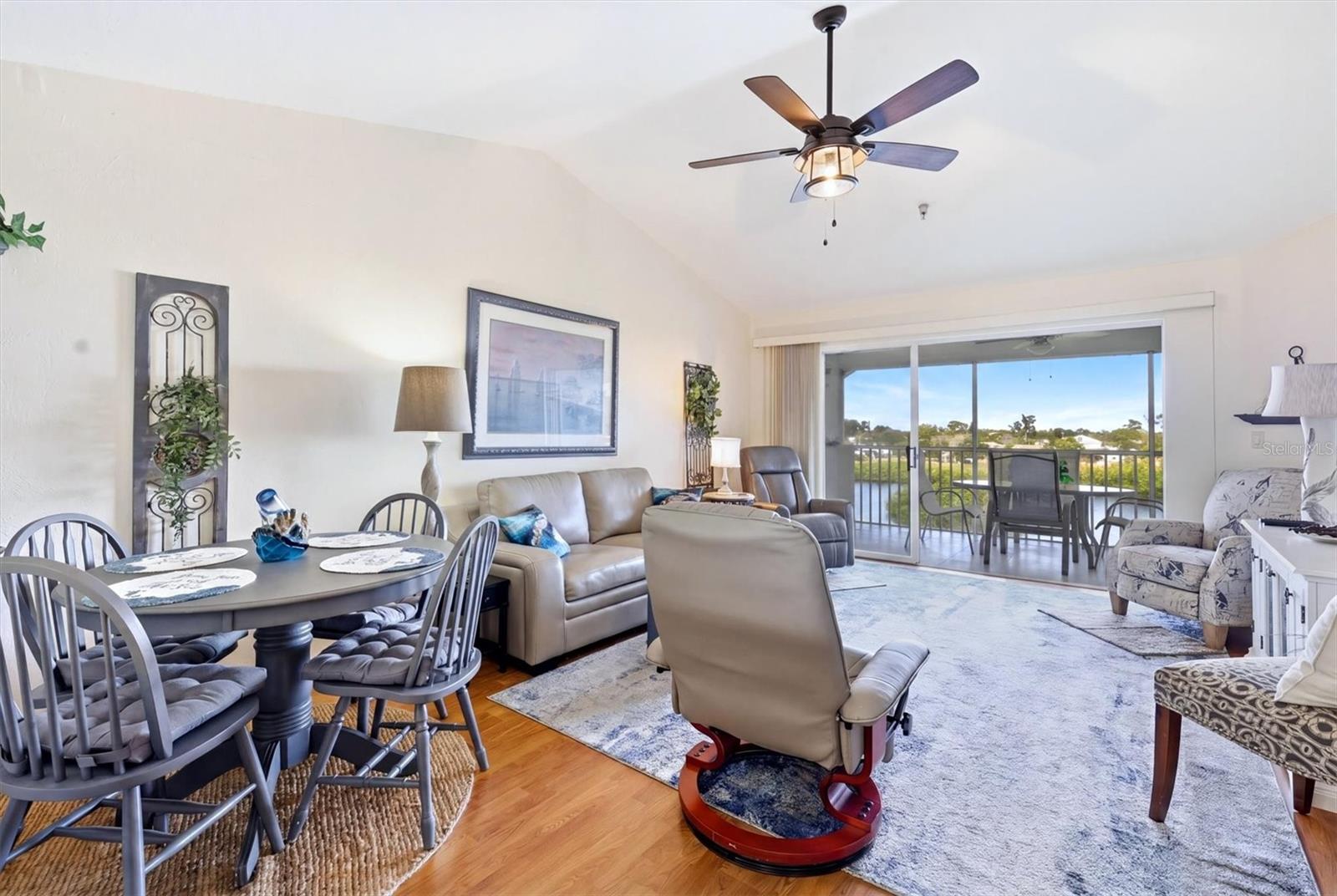 LEMON BAY BREEZES PH 01 - Residential