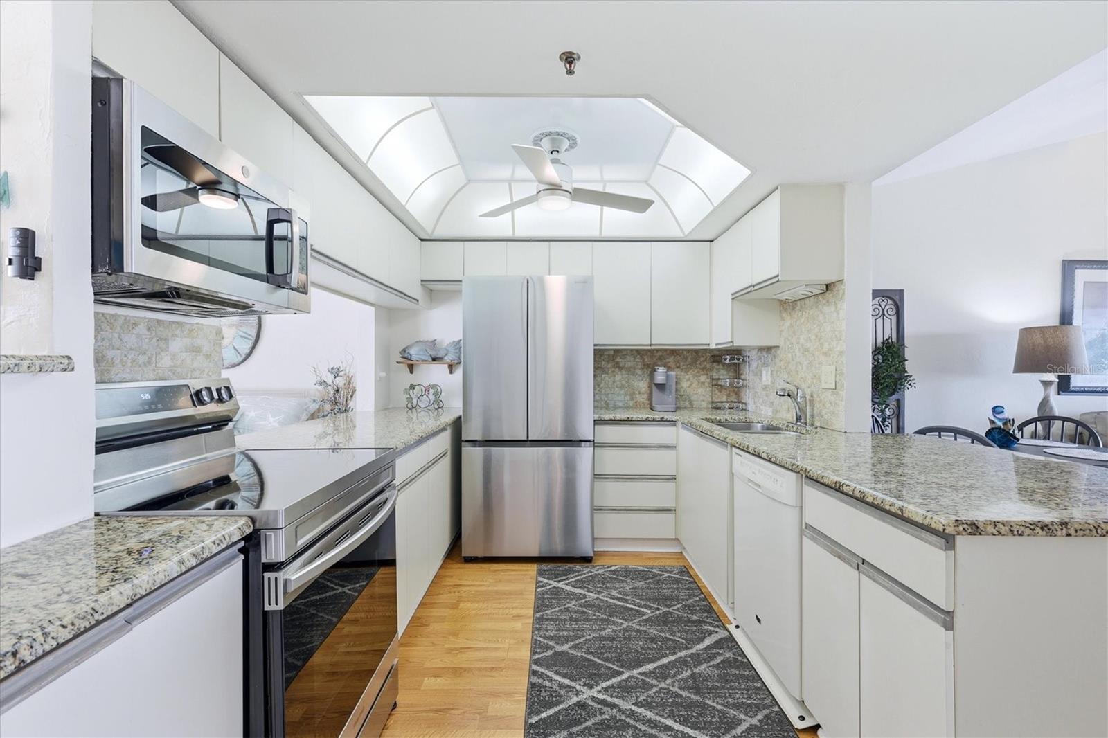 LEMON BAY BREEZES PH 01 - Residential