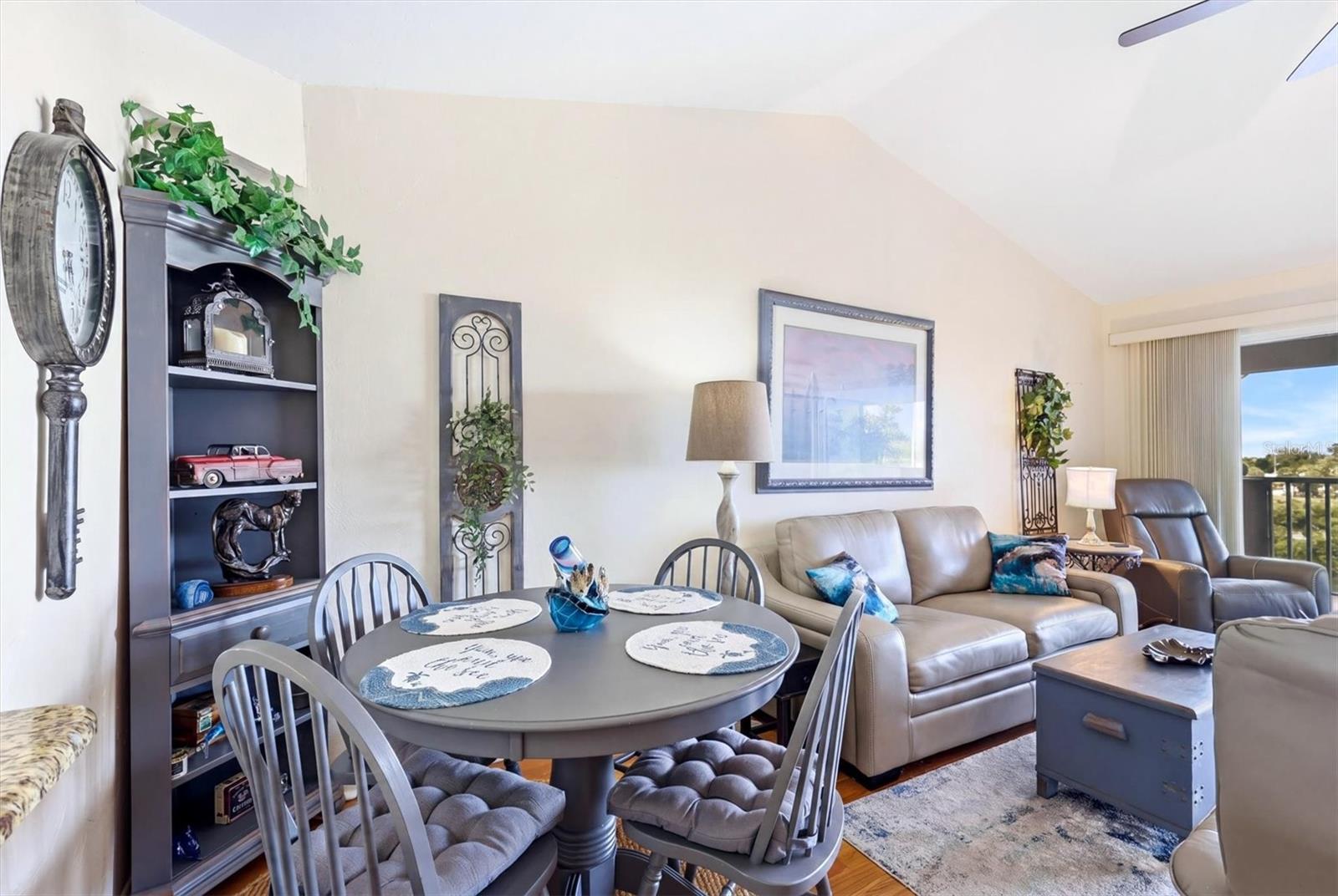 LEMON BAY BREEZES PH 01 - Residential