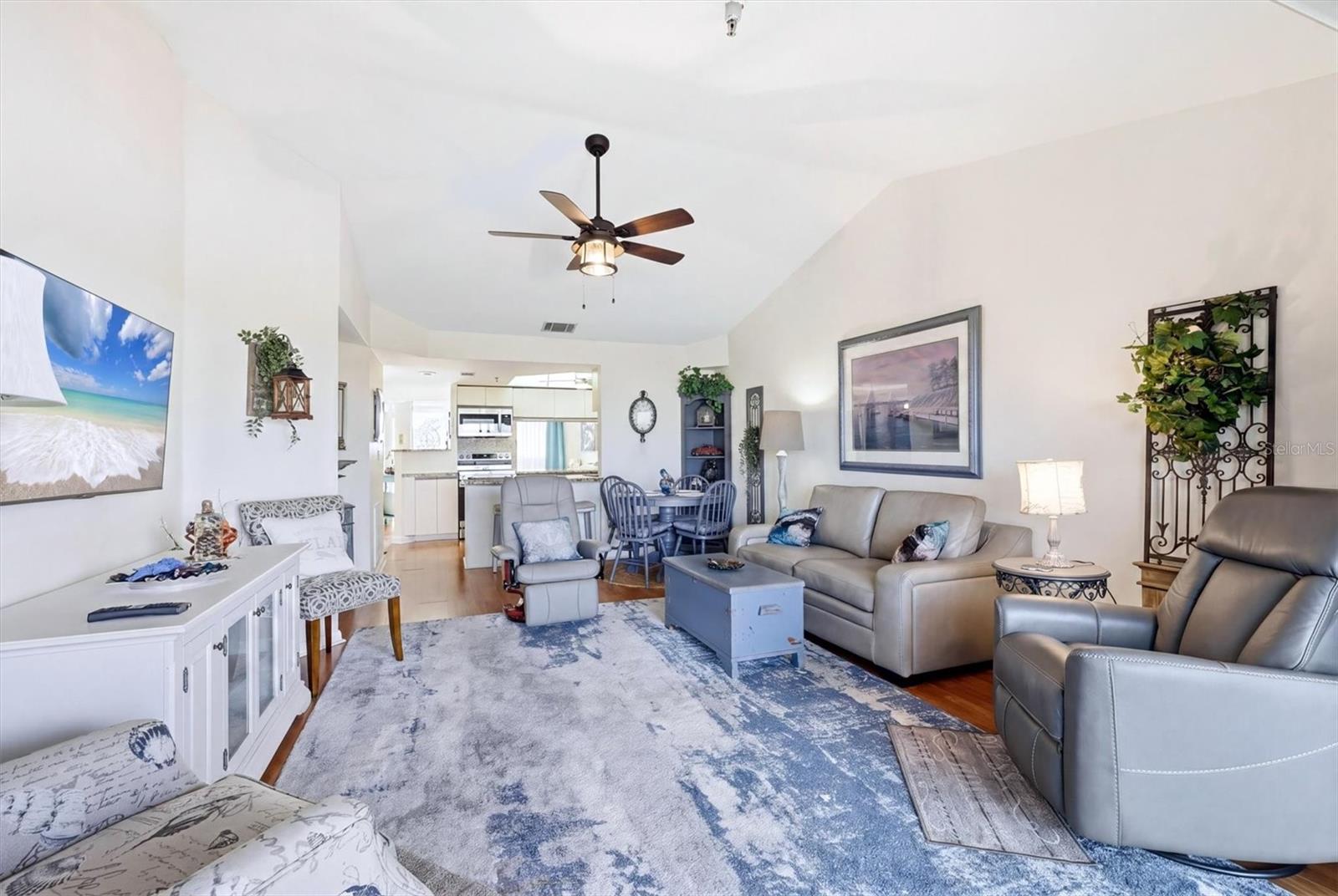 LEMON BAY BREEZES PH 01 - Residential