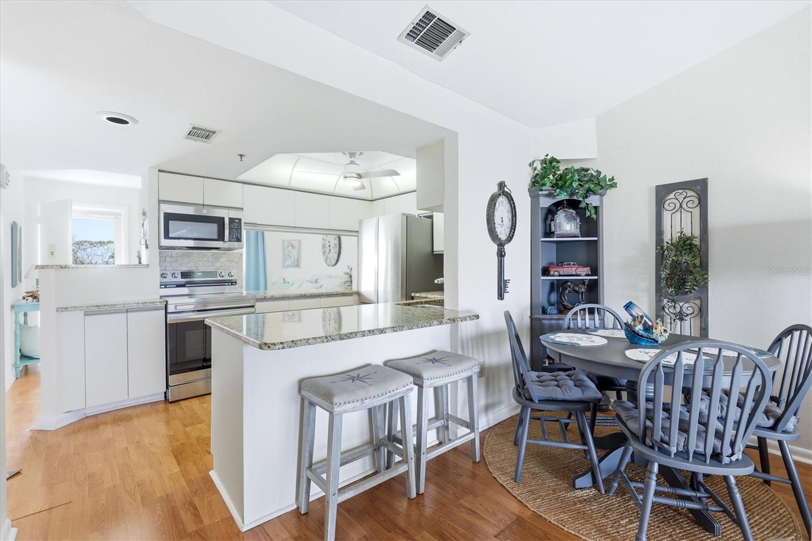 LEMON BAY BREEZES PH 01 - Residential