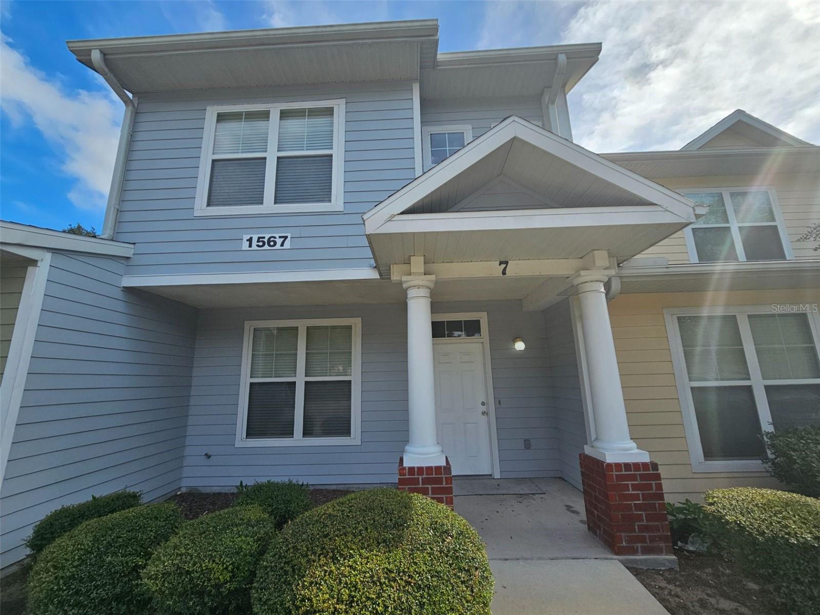 Eagle Trace – This beautifully designed 2-bedroom, 2-bath townhome with a spacious loft offers the perfect blend of comfort, charm, and convenience, ideally located just minutes from UF and Shands. Step inside to discover a bright and airy layout with high ceilings and plenty of natural light.
Downstairs features a welcoming bedroom and a full bathroom with a tub/shower combo, sleek tile flooring, and a classic single-sink vanity. The kitchen is a delight for home chefs, boasting ample cabinet and counter space, a breakfast bar for casual dining, and clean white-on-white appliances complemented by crisp white cabinetry.
Upstairs, you'll find a flexible loft space ideal for a home office, reading nook, or guest area, along with a full-size laundry area with washer and dryer connections for added convenience.
Retreat to the spacious primary suite, which includes a generous walk-in closet and a beautifully tiled en-suite bathroom featuring a dual-sink vanity and a walk-in tiled shower.
Enjoy access to the community's sparkling pool, clubhouse, and fitness center. This 1,528 sq ft unit offers a lifestyle of ease and comfort.
Renter's insurance required. Maximum of 2 pets (no large animals allowed).
Available : 10/8/2025