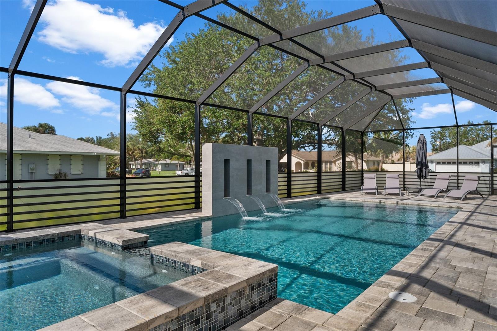 QUEEN PALMS - Residential Lease