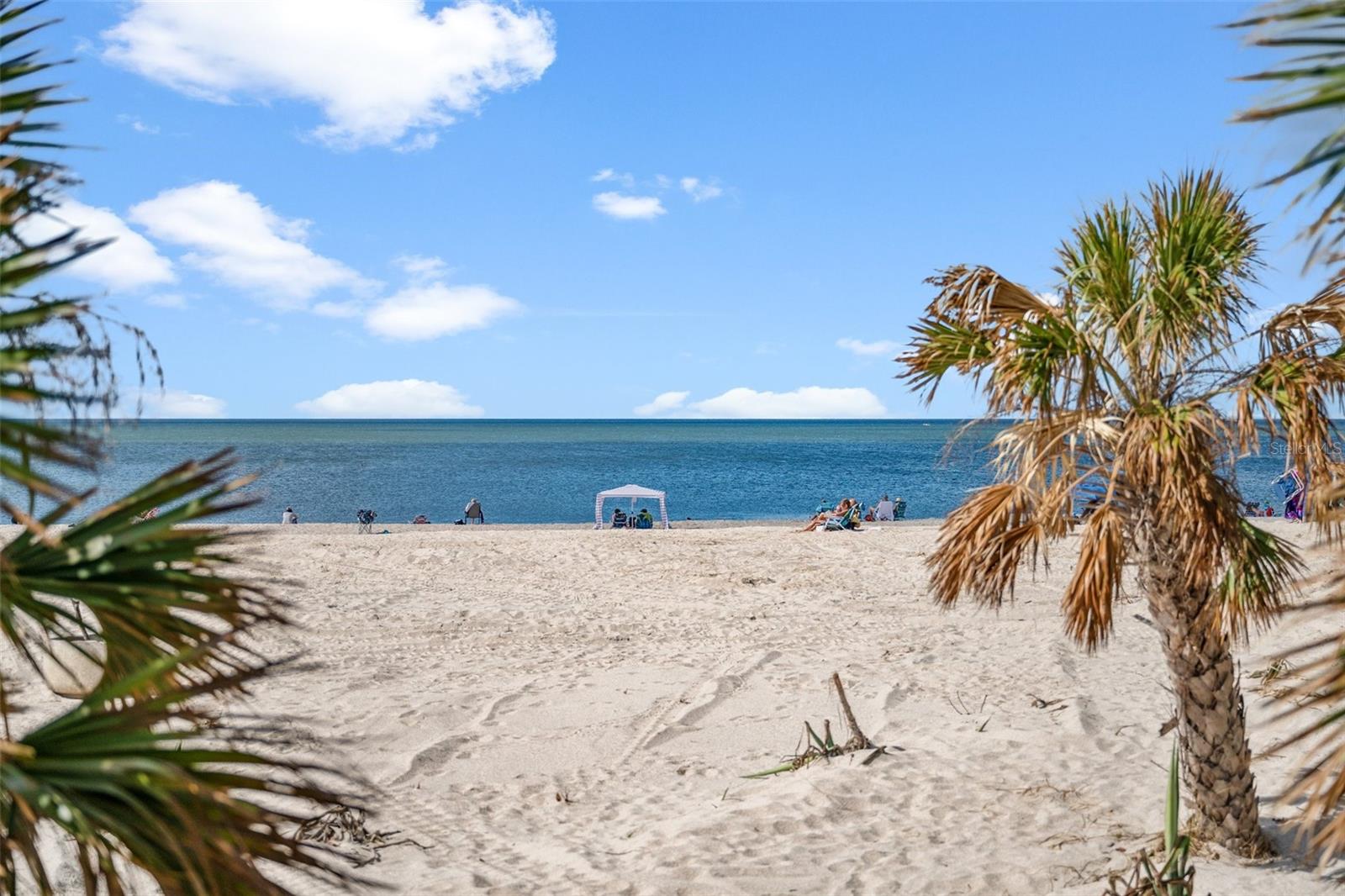 QUEEN PALMS - Residential Lease