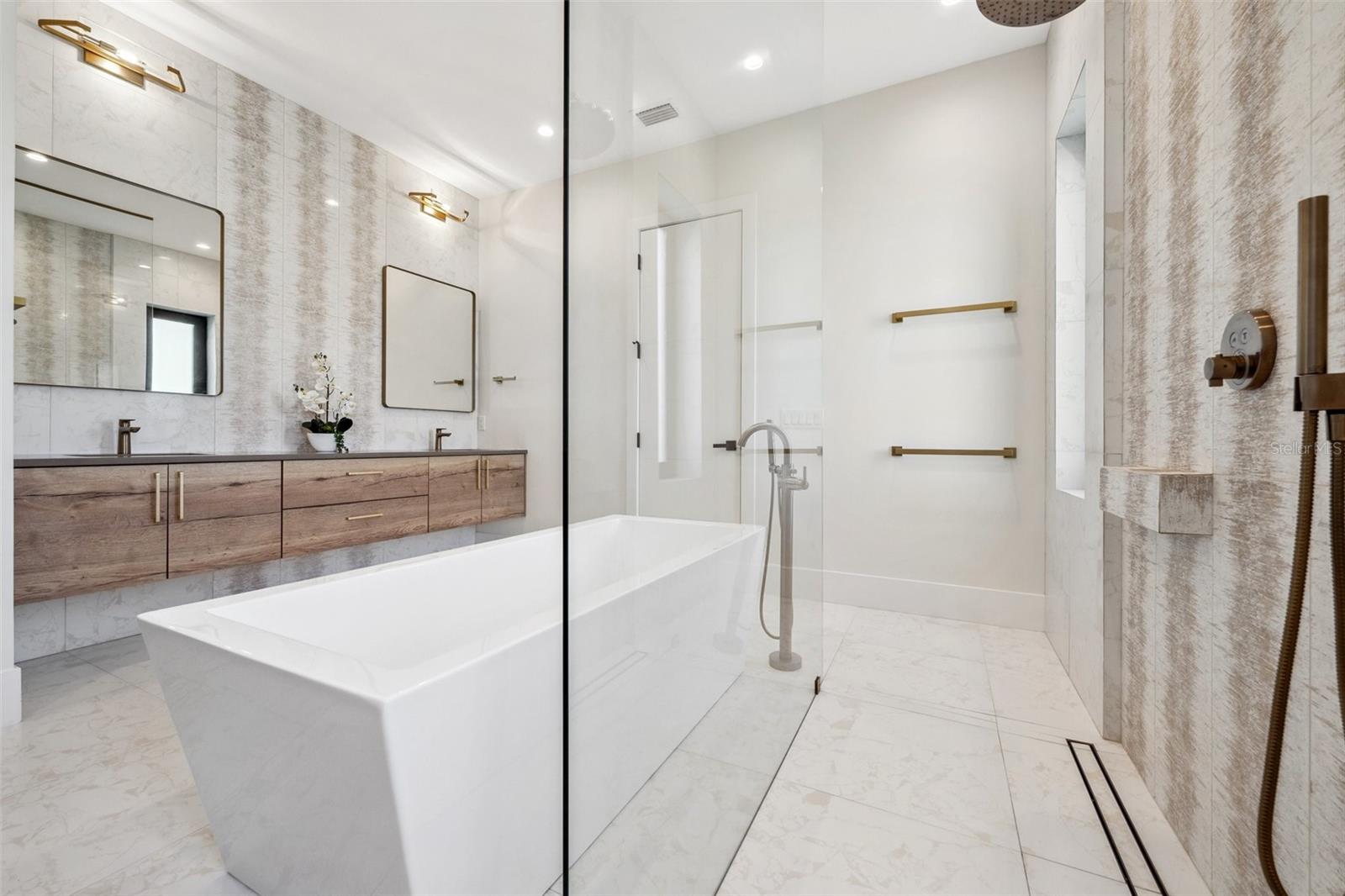 QUEEN PALMS - Residential Lease