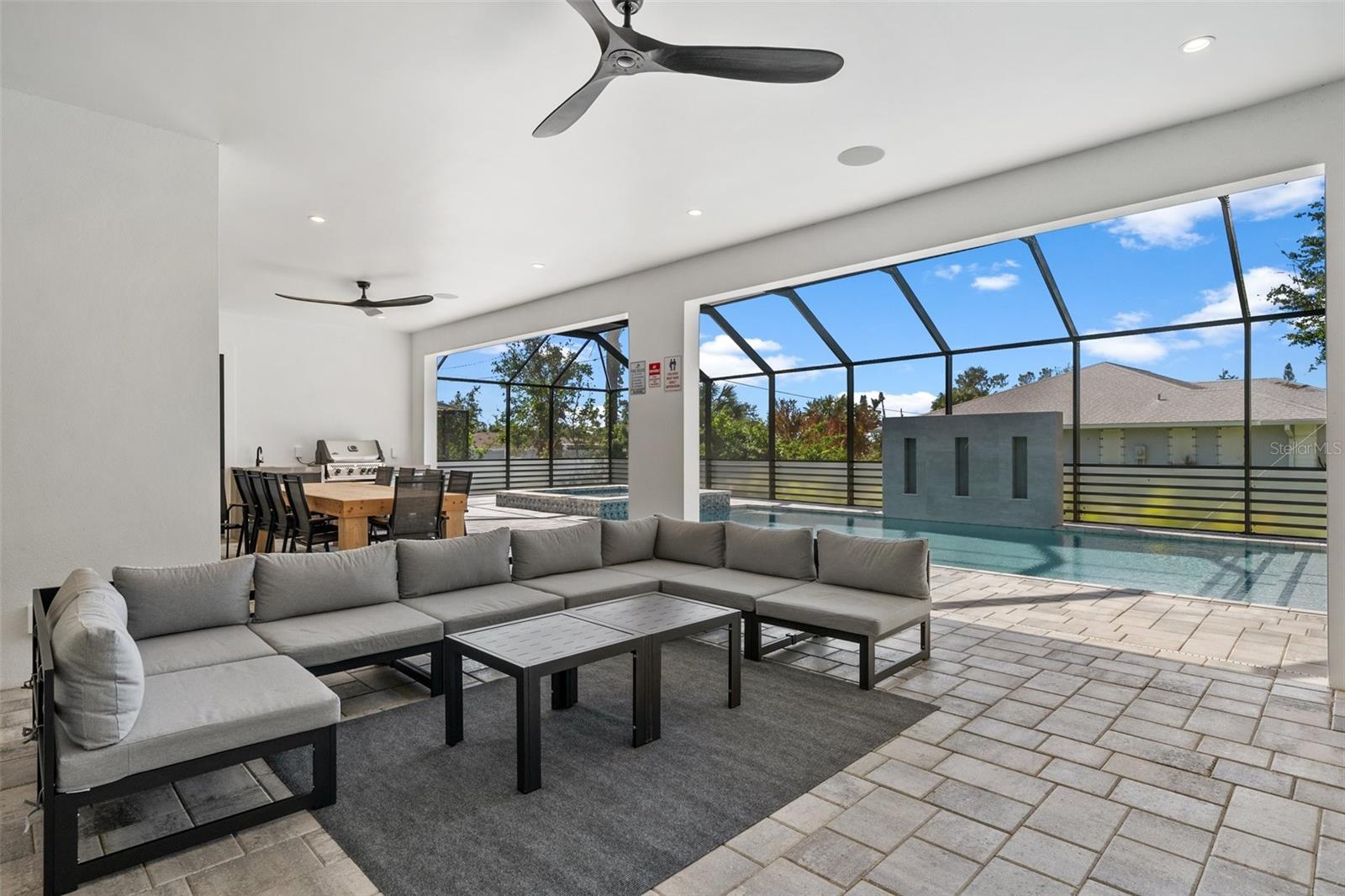 QUEEN PALMS - Residential Lease