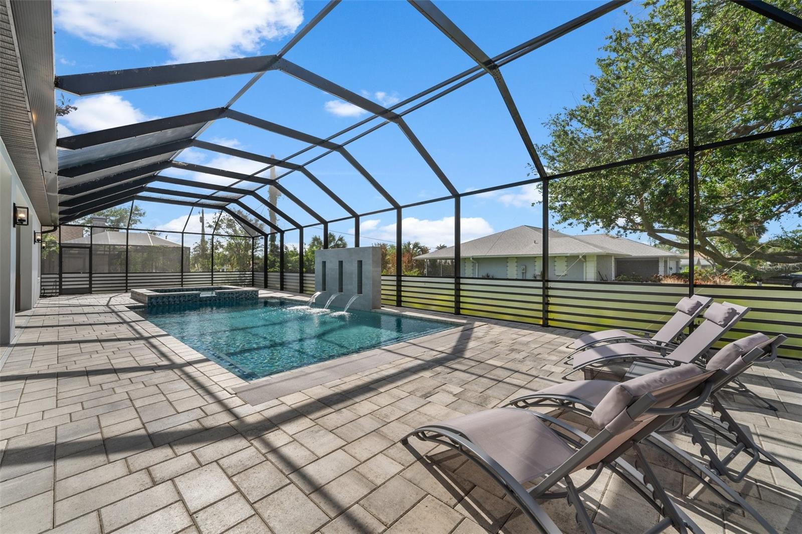 QUEEN PALMS - Residential Lease