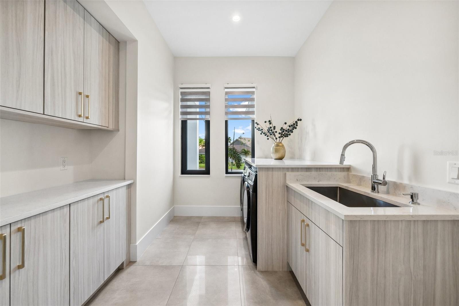 QUEEN PALMS - Residential Lease