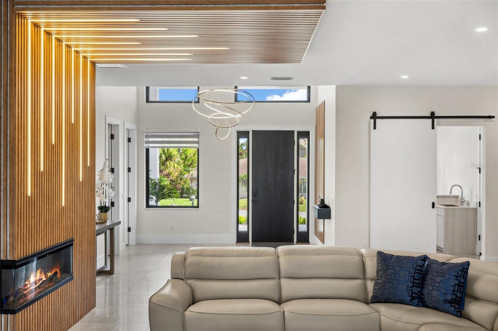 QUEEN PALMS - Residential Lease