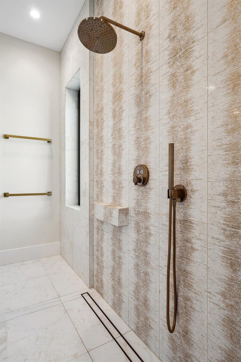 QUEEN PALMS - Residential Lease