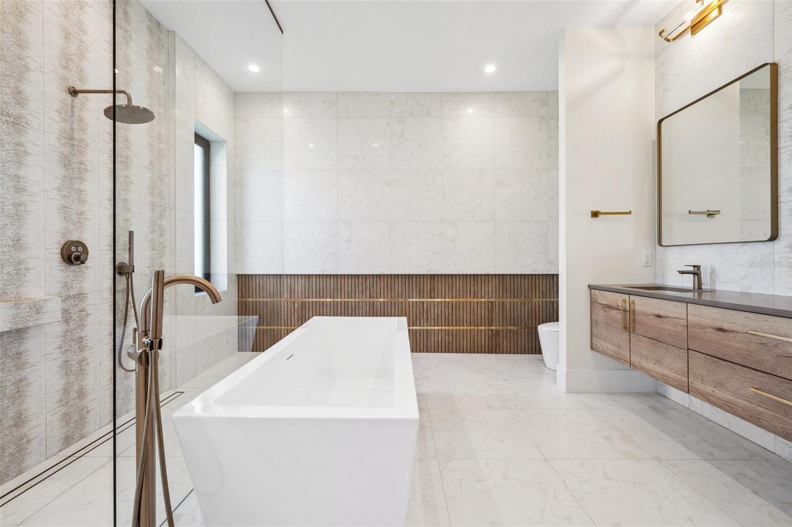 QUEEN PALMS - Residential Lease