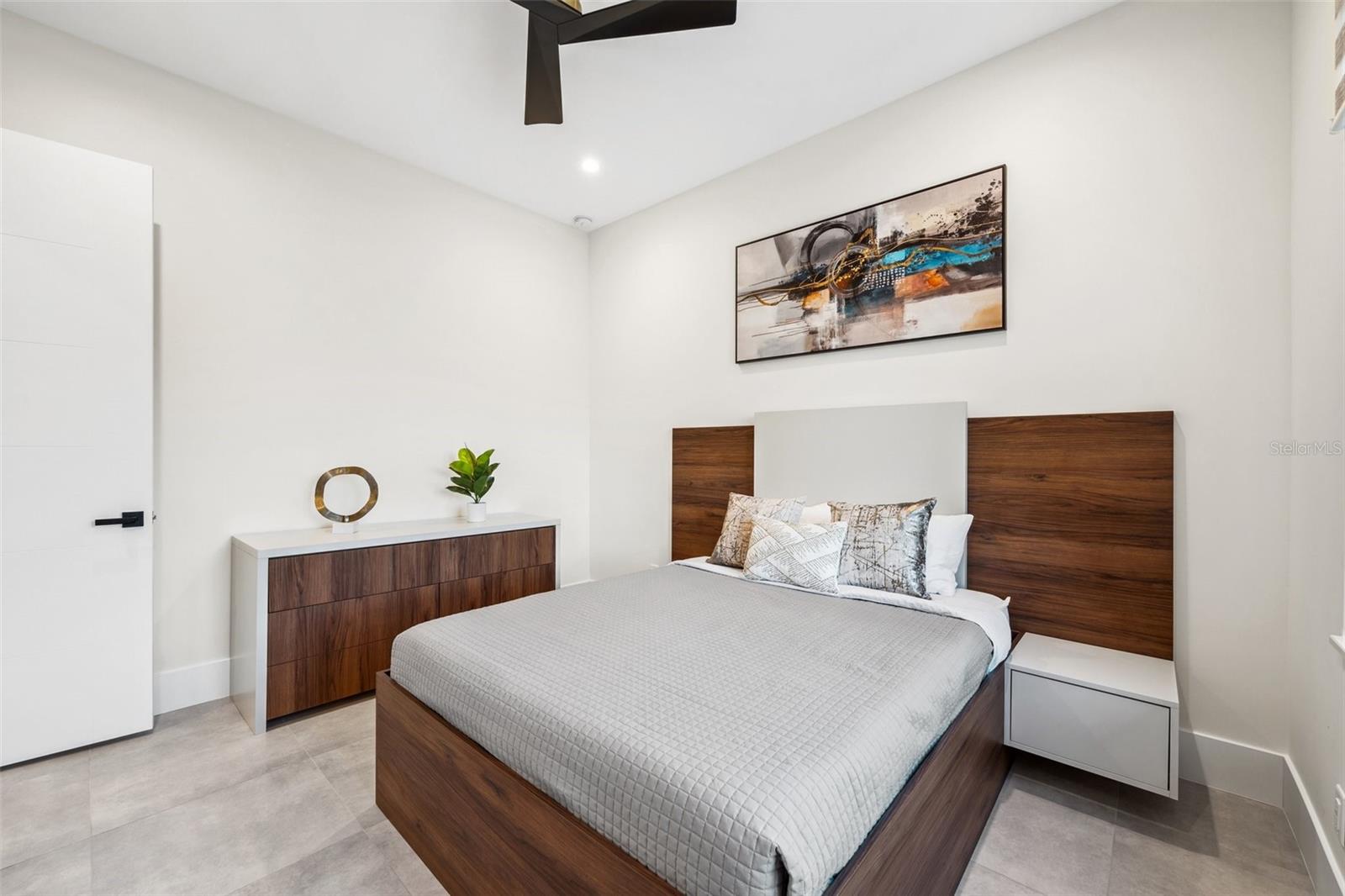 QUEEN PALMS - Residential Lease