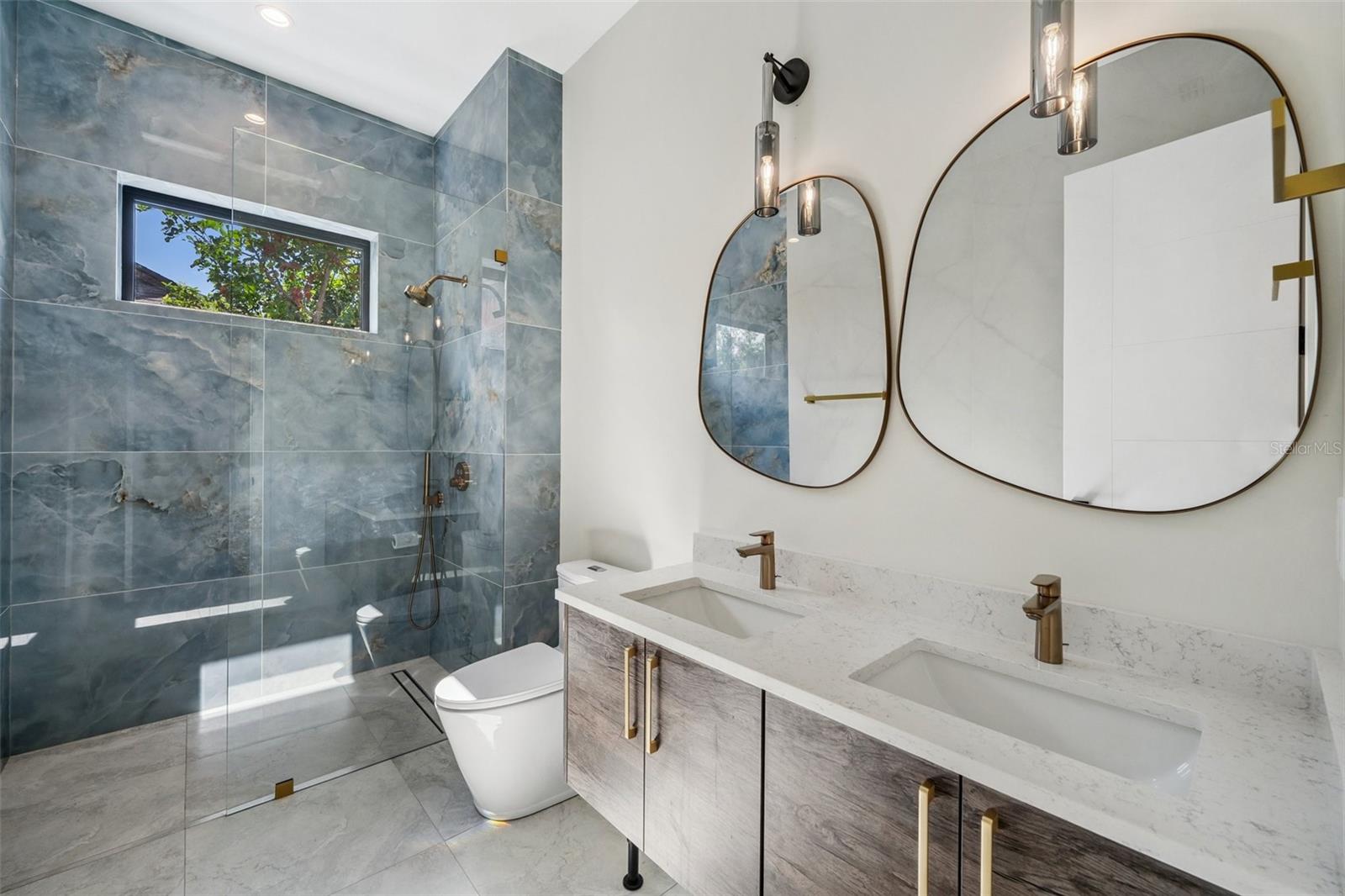 QUEEN PALMS - Residential Lease