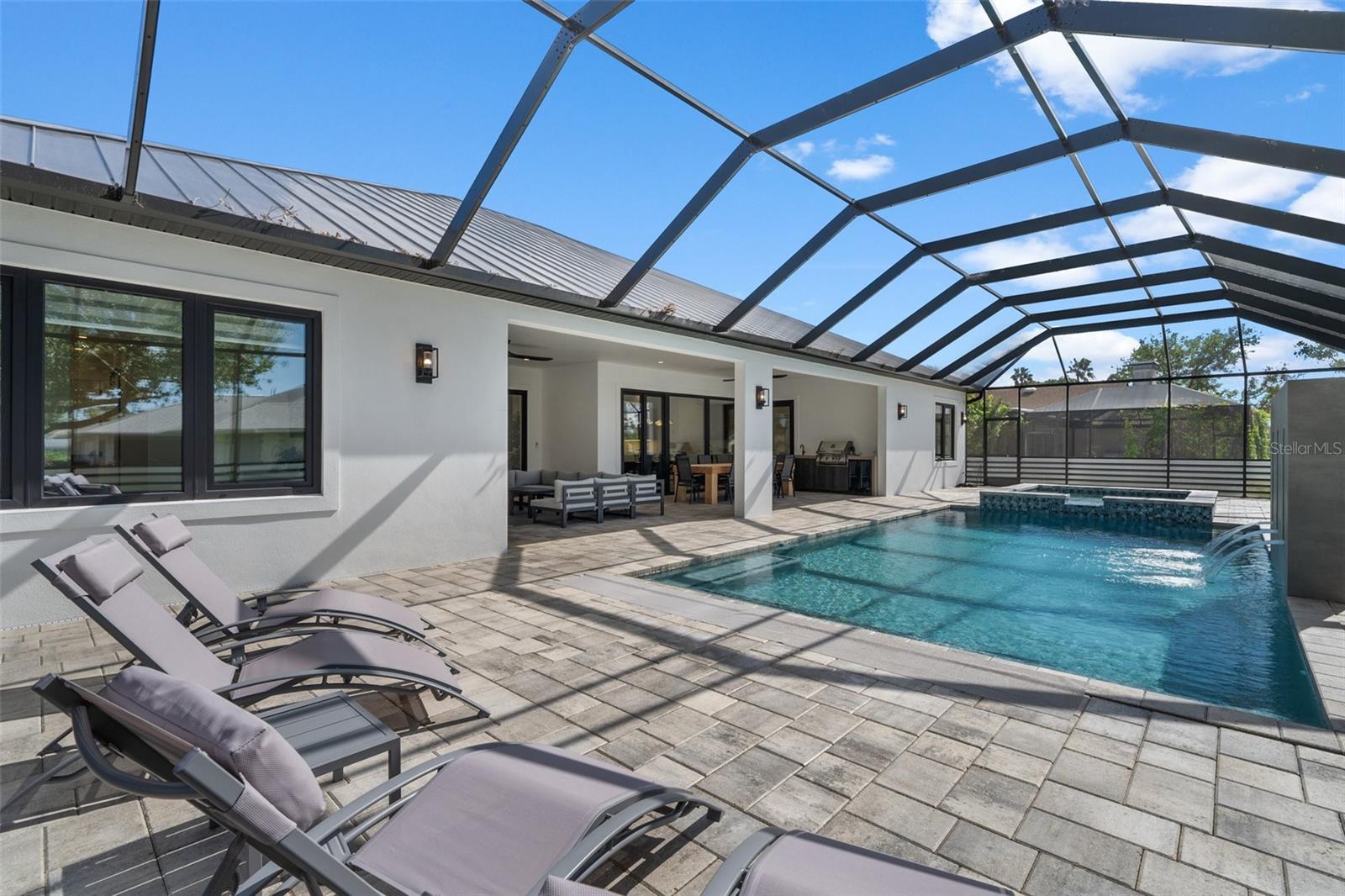 QUEEN PALMS - Residential Lease