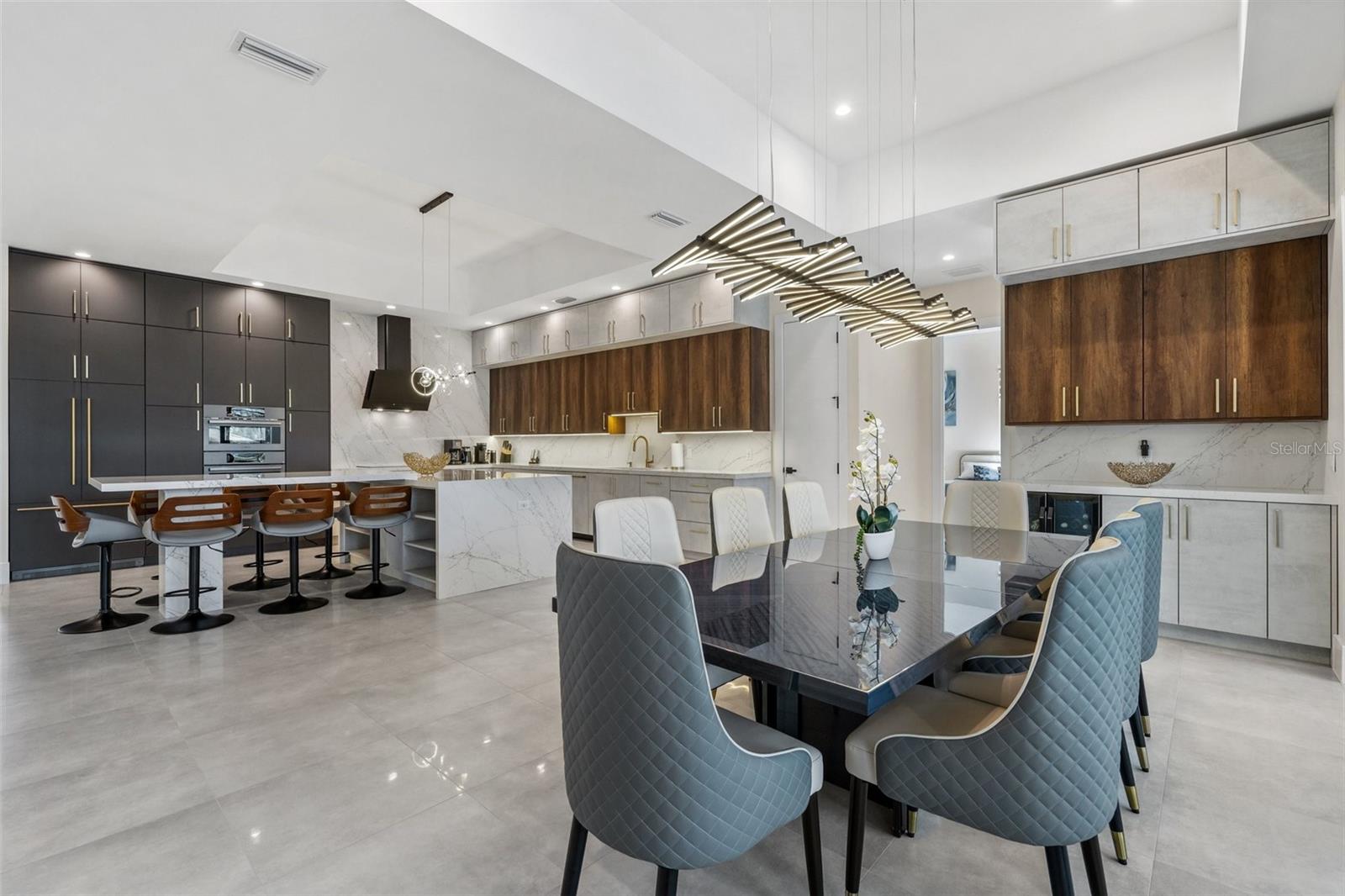 QUEEN PALMS - Residential Lease