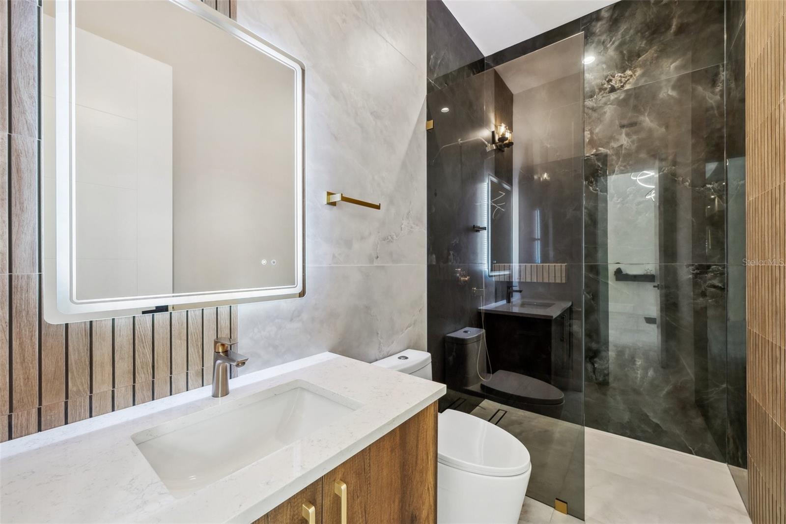 QUEEN PALMS - Residential Lease