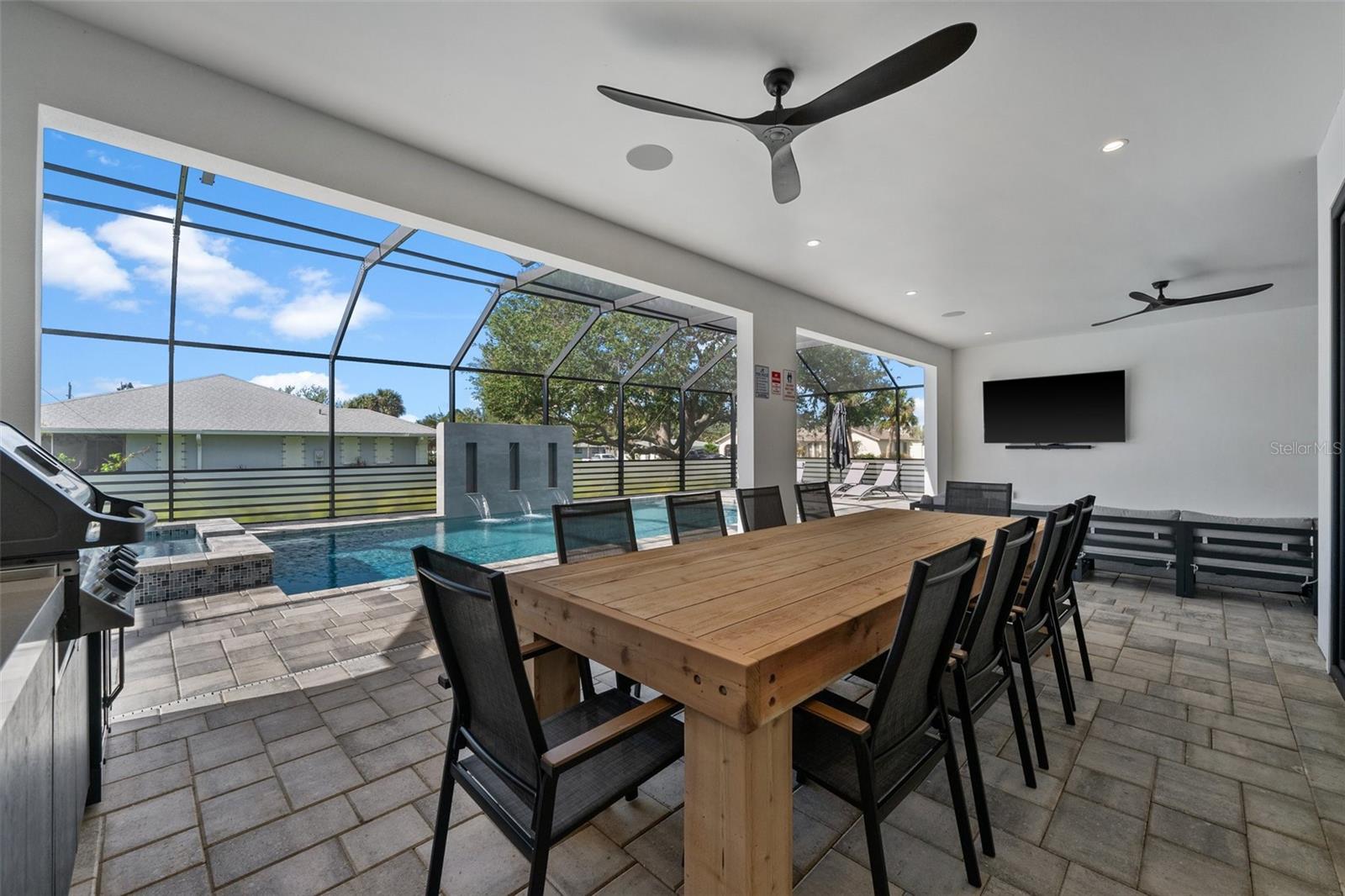 QUEEN PALMS - Residential Lease