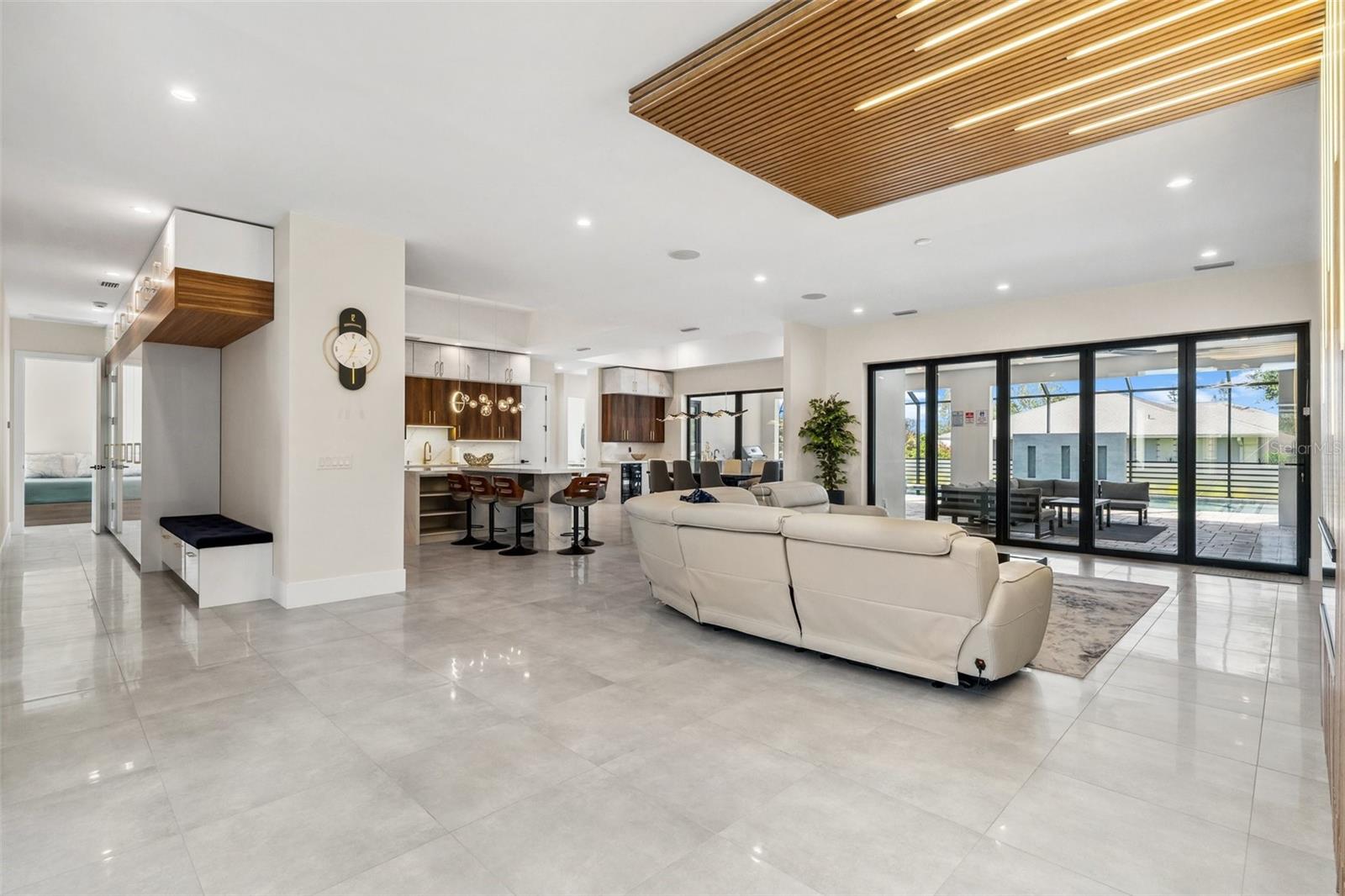 QUEEN PALMS - Residential Lease