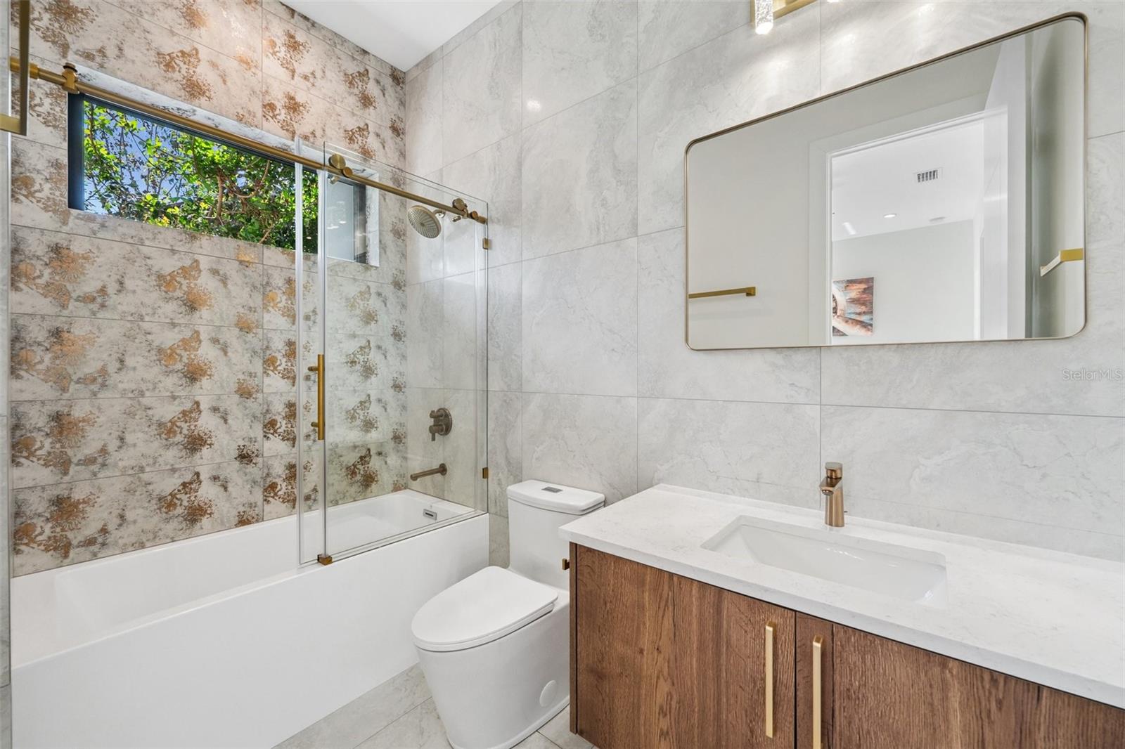 QUEEN PALMS - Residential Lease