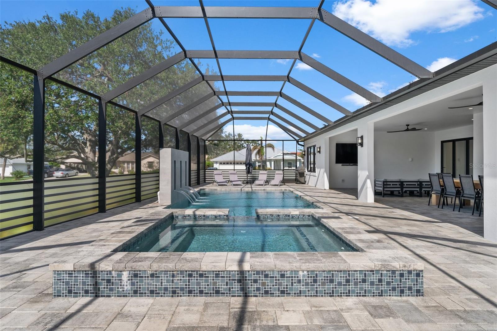 QUEEN PALMS - Residential Lease