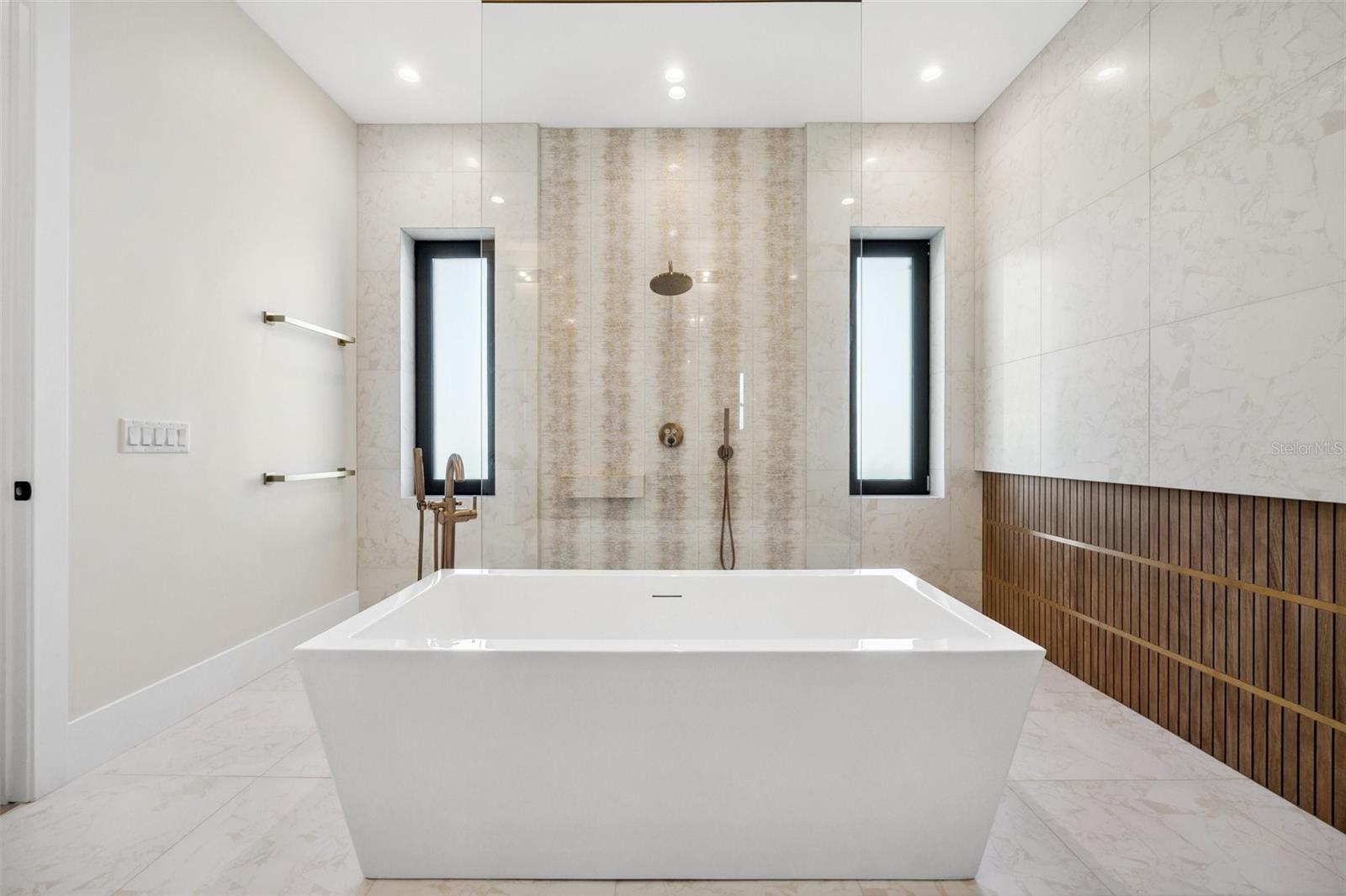 QUEEN PALMS - Residential Lease