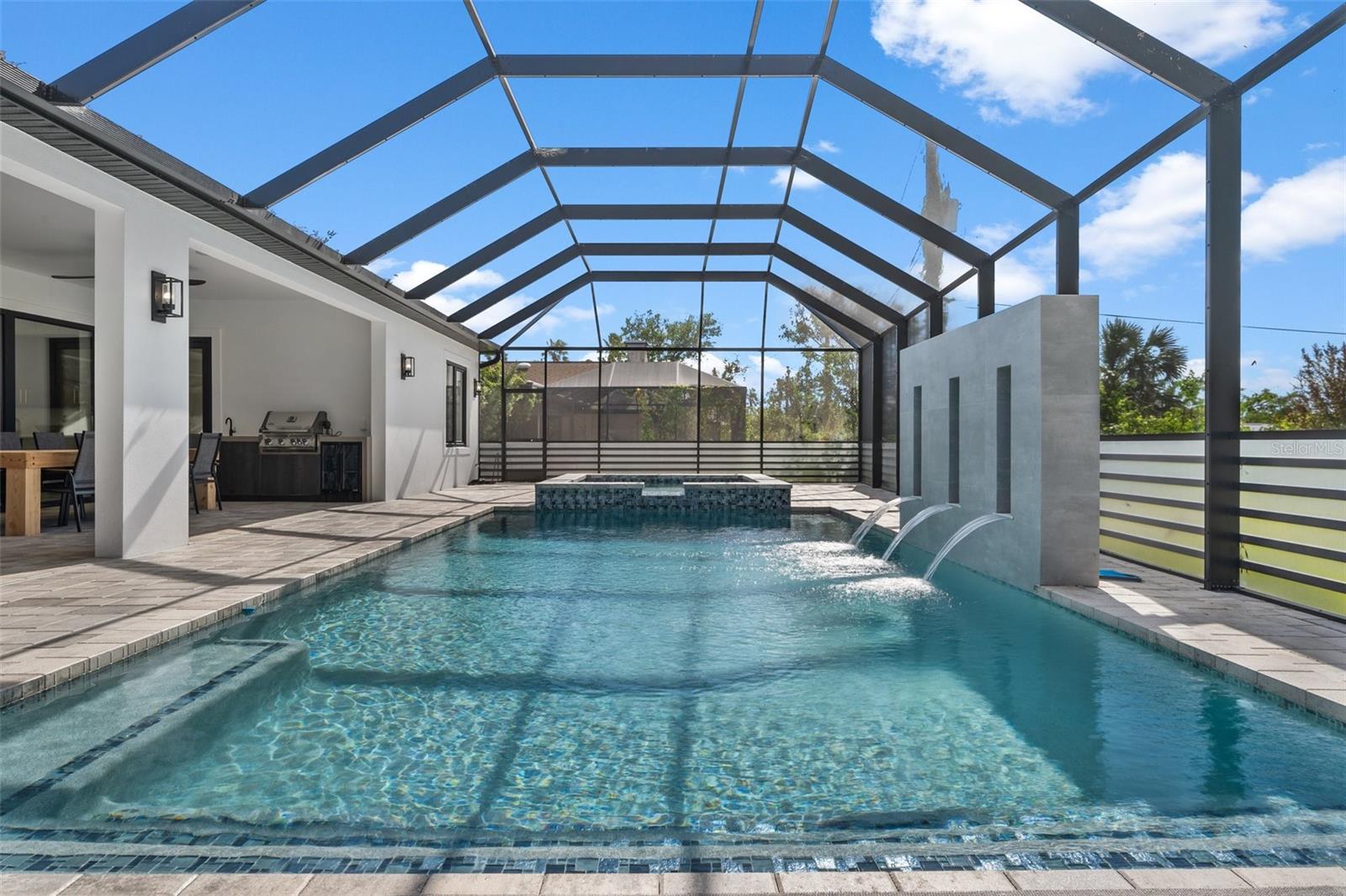 QUEEN PALMS - Residential Lease