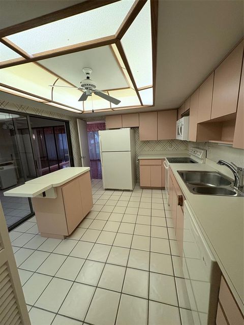 Photo of 14111 Cypress Circle, Tampa, FL 33618 (MLS # A4688854)