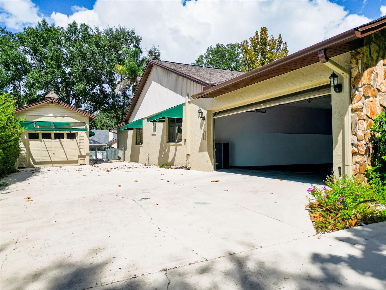 OAKS WEST - Residential